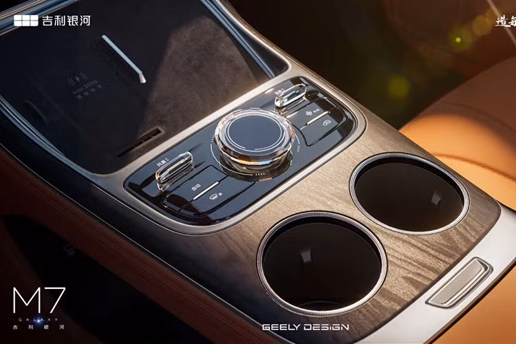 "Trái tim" của Galaxy M7 là hệ truyền động hybrid sạc điện (PHEV) mang tên Thor EM 1.5L của Geely. Hệ thống này bao gồm động cơ xăng 4 xi-lanh, dung tích 1.5L, cho công suất tối đa 82 kW (110 mã lực) và mô-men xoắn cực đại 136 Nm. Động cơ kết hợp với mô-tơ điện có công suất tối đa 175 kW (235 mã lực) và mô-men xoắn cực đại 262 Nm. Động cơ đạt hiệu suất nhiệt 47,26%.