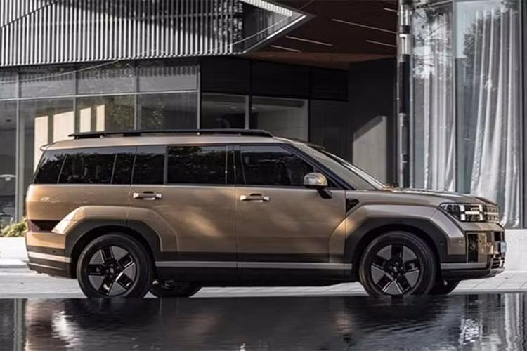 So với thế hệ trước, Hyundai SantaFe Hybrid 2026 có sự thay đổi đáng kể về kích thước, với chiều dài x rộng x cao tương ứng 4.830 x 1.900 x 1.780 mm, cùng trục cơ sở đạt 2.815 mm. Sự gia tăng này đã cải thiện không gian bên trong cabin.