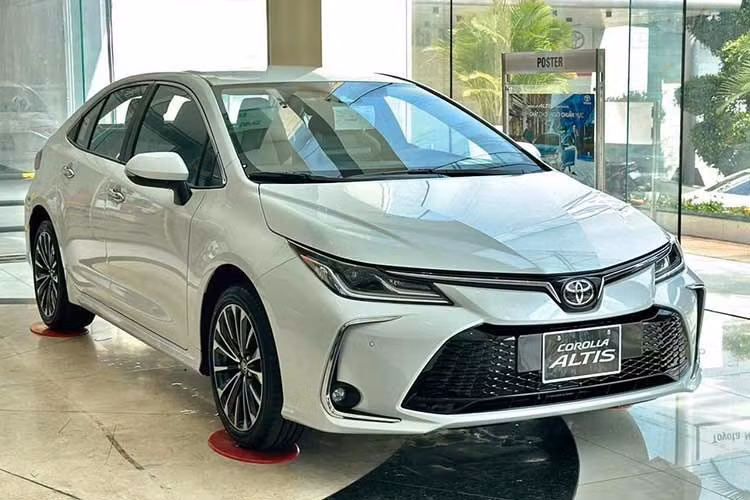 2. Toyota Corolla Altis: 5 xe ﻿Đứng ngay phía sau Wigo là người anh em cùng gia đình Toyota Corolla Altis. Trong tháng 3/2026 vừa qua, người Việt chỉ mua đúng 5 chiếc sedan hạng C này, tăng 1 chiếc so với tháng liền trước, tương đương 25%. Con số này nâng tổng doanh số trong quý I năm 2026 của Toyota Corolla Altis lên 15 xe. Toyota Corolla Altis có giá dao động từ 725-870 triệu đồng