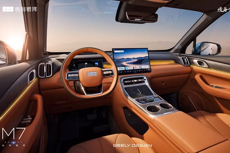 Bên trong, Geely Galaxy M7 sử dụng chất liệu da lộn thân thiện với môi trường và ốp gỗ tự nhiên. Xe được trang bị buồng lái thông minh Flyme Auto 2, vận hành bởi chip Dragon Eagle-1 tiến trình 7 nm. Màn hình trung tâm độ phân giải cao 15,4 inch là giao diện chính, đi kèm mô hình giọng nói AI Hi Eva hỗ trợ tương tác ngôn ngữ tự nhiên.