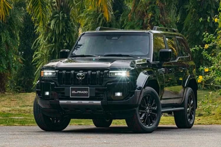 5. Toyota Land Cruiser Prado: 27 xe ﻿Mẫu xe Toyota thứ 3 có mặt trong top 10 này là Land Cruiser Prado với doanh số đạt 27 chiếc, tăng đến 170%. Ngoài ra, từ đầu năm 2026 đến nay, người Việt đã mua tổng cộng 84 chiếc Land Cruiser Prado. Kết quả này thực chất khá ấn tượng vì mẫu SUV nhà Toyota vốn có giá cao, dao động từ 3,46-3,48 tỷ đồng. Đây rõ ràng là mẫu xe không dành cho số đông nhưng vẫn có sức bán khá ổn định.