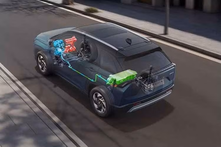 Nằm bên dưới nắp ca-pô của Suzuki Victoris là 3 tùy chọn động cơ. Đầu tiên là hệ truyền động mild hybrid với máy xăng 4 xi-lanh, dung tích 1.5L, cho công suất tối đa 103 mã lực.