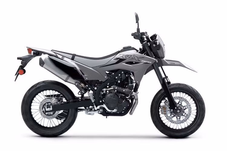 Sự khác biệt chính nằm ở bộ vành và lốp: KLX230S trang bị bánh nan hoa 21 inch phía trước, 18 inch phía sau đi kèm lốp gai chuyên dụng; trong khi KLX230SM dùng bánh đúc 17 inch với lốp đường phố.