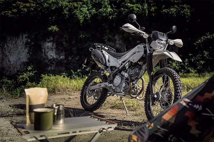 Hãng xe môtô Kawasaki chính thức ra mắt tại Malaysia hai mẫu xe mới cho năm 2025 gồm; môtô địa hình đa dụng KLX230S và phiên bản KLX230SM, với giá bán lần lượt là 23.000 RM (144 triệu đồng) và 23.600 RM (147,8 triệu đồng).