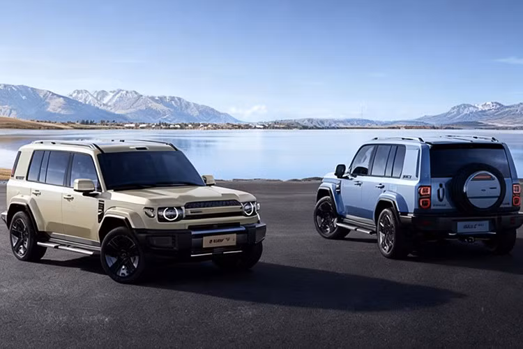 Chery vừa xác nhận sẽ ra mắt mẫu SUV điện mới mang tên iCaur V27 tại Triển lãm Ô tô Quảng Châu 2025, diễn ra vào ngày 21/11 tới. Đây là mẫu xe thuộc thương hiệu phụ “iCar” của Chery, tập trung các dòng sản phẩm SUV mang phong cách vuông vức, mạnh mẽ và hướng đến khả năng off-road điện hóa.