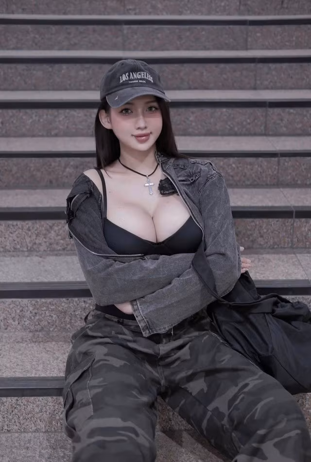 Trước dòng bình luận đồn đoán tình trường, hot girl xinh đẹp lên tiếng: "Hồng tỷ này không dụ trai mà bị trai dụ. 26 năm cuộc đời yêu đúng 6 anh thì có" - gái xinh lém lỉnh bình luận.
