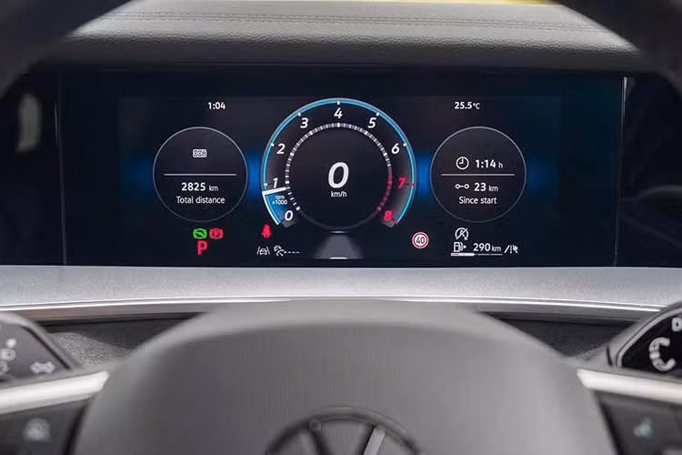 Hàng ghế thứ hai có thể gập 60:40, trượt và điều chỉnh độ ngả lưng. Bệ tì tay trung tâm tích hợp một khay kéo dài có thể xoay sang trái hoặc phải. Trên bệ tì tay này bố trí 2 khay để cốc và kẹp giữ điện thoại hoặc máy tính bảng.