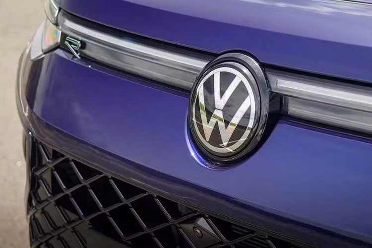 Tại thị trường Malaysia, mẫu xe SUV Volkswagen Tayron 2026 này dự kiến được phân phối với 2 phiên bản là Elegance và R-Line. Trong đó, bản Elegance sử dụng bộ mâm hợp kim Catania 19 inch. Bản R-Line có thiết kế đầu xe thể thao hơn cùng bộ mâm York với kích thước 20 inch.