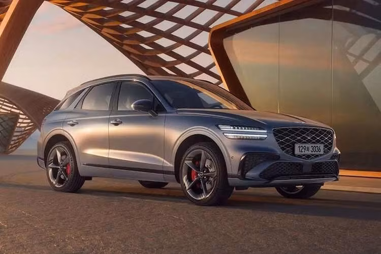 Thương hiệu xe sang Genesis vừa giới thiệu mẫu xe SUV GV70 2027 tại Hàn Quốc. Mẫu xe này được gọi là "phiên bản nâng cấp facelift", mặc dù thực tế những thay đổi khá nhỏ. Bắt đầu từ bên ngoài, mẫu crossover hạng sang này thay thế bộ mâm 18 inch bằng mâm 19 inch lớn hơn.