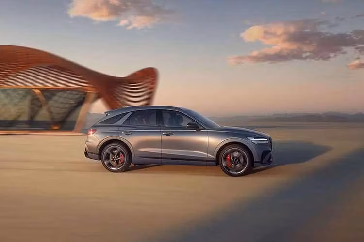 Đây là thiết kế hiện có trên mẫu xe SUV hạng sang Genesis GV70 2027, nhưng chúng mang lại cho mẫu xe một “vẻ ngoài uy nghiêm hơn”. Khách hàng cũng sẽ tìm thấy một bộ mâm 19 inch tùy chọn mới cũng như bảng màu được sửa đổi, bao gồm cả màu Tromso Green.