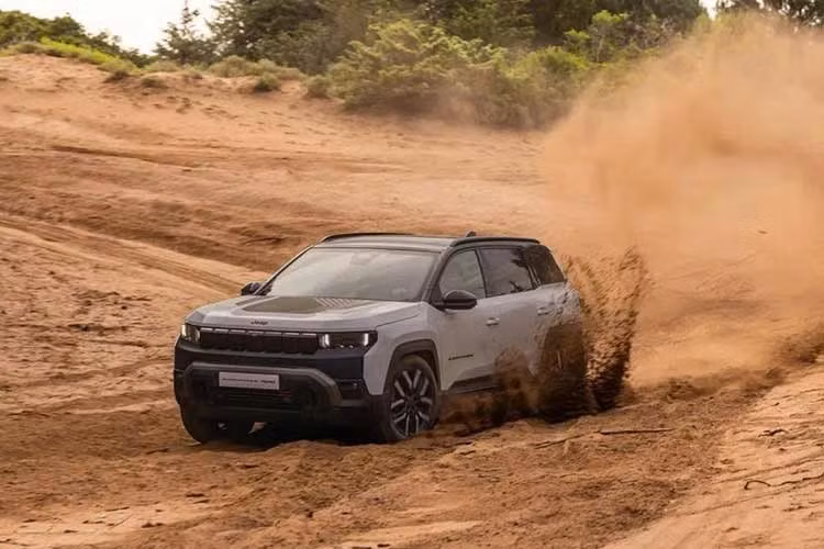 Jeep Compass BEV Long Range mới có các phiên bản BEV Standard Range, e-Hybrid và e-Hybrid Plug-in, bao gồm: ALTITUDE, BUSINESS và SUMMIT. Xe được xây dựng trên nền tảng tiên tiến Stellantis STLA Medium, Compass được thiết kế để tương thích với mọi giải pháp truyền động và được tinh chỉnh đặc biệt để hỗ trợ tối đa cho quá trình điện hóa. Hệ thống treo được tinh chỉnh lò xo, giảm chấn và thanh chống lật mới.