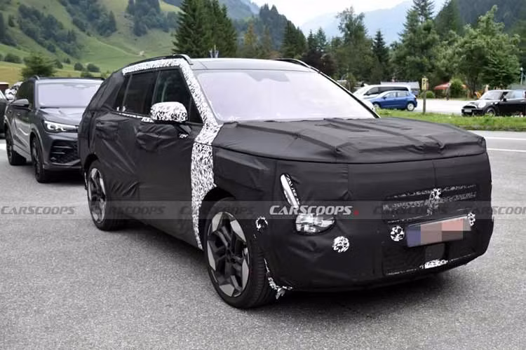 Trước đó, các tay săn ảnh cũng đã ghi lại hình ảnh Hyundai SantaFe bản facelift trên đường thử. Lần này, tâm điểm là Tucson thế hệ mới, dù vẫn được ngụy trang khá kỹ nhưng đã hé lộ nhiều chi tiết đáng chú ý với người tiêu dùng.