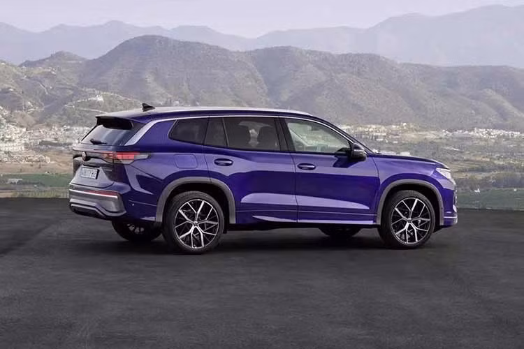 Mẫu xe này vốn được phát triển để thay thế Volkswagen Tiguan Allspace từng được bán ở nhiều thị trường, bao gồm cả Việt Nam. Tương tự đàn anh Tiguan Allspace, Volkswagen Tayron có tùy chọn nội thất 7 chỗ ngồi. Điều này giúp Volkswagen tiếp tục khai thác phân khúc SUV gia đình mà thị trường Malaysia hiện chưa có nhiều lựa chọn.