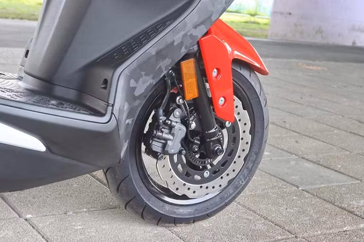 Về sức mạnh, mẫu xe vẫn sử dụng động cơ xi-lanh đơn dung tích 155 cc, làm mát bằng dung dịch, cấu hình SOHC 4 van, kết hợp công nghệ van biến thiên VVA (Variable Valve Actuation).