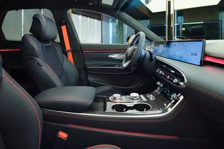 Điểm nổi bật nhất là việc bổ sung gói Graphite Package, mang đến cho mẫu xe vẻ ngoài thể thao hơn. Trong quá trình nâng cấp, GV70 được trang bị gương chiếu hậu màu đen bóng và heo phanh màu đỏ.