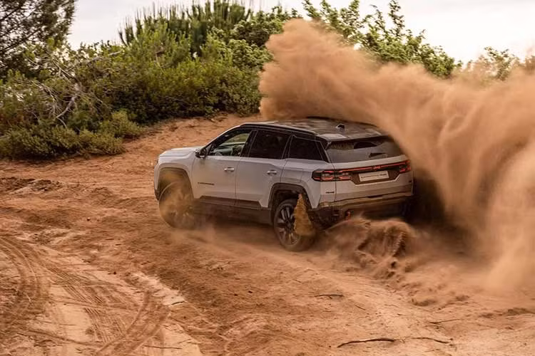 Jeep Compass 4xe UPLAND trang bị tiêu chuẩn hệ thống hỗ trợ đổ đèo, mâm xe 19 inch đi kèm lốp M+S tiêu chuẩn, móc kéo phía sau, đèn sương mi trước và thanh giá nóc, kết hợp với không gian nội thất tông màu vàng nâu/da bò độc quyền. Jeep Compass 4xe OVERLAND với mâm xe 19 inch cắt kim cương, lưới tản nhiệt 7 khe có đèn nền kết hợp đèn LED Matrix tiêu chuẩn, phần cản trước màu đen mờ, kính tối màu đảm bảo sự riêng tư và ghế bọc da siêu bền.