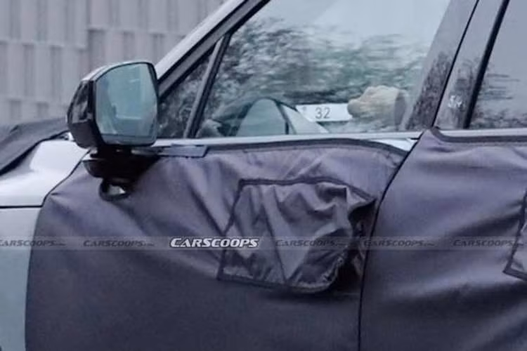 Trong khi đó, Hyundai Elantra hiện có các tùy chọn màn hình 12,9 inch và 14,6 inch, còn Hyundai Grandeur sử dụng màn hình cỡ lớn 17 inch.Ngoài ra, Tucson thế hệ mới dự kiến sẽ có vô-lăng thiết kế mới theo phong cách tối giản, hệ thống nút điều khiển được làm lại cùng các vật liệu nội thất cao cấp hơn.