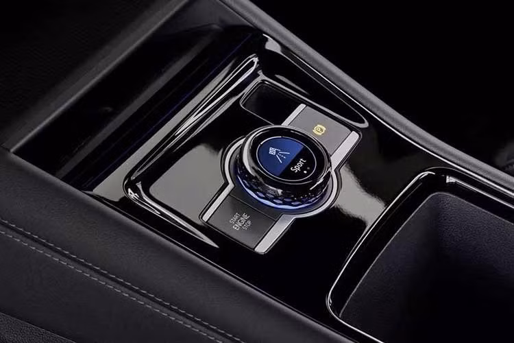 Đầu tiên là động cơ xăng tăng áp 1.4L, cho công suất tối đa 150 mã lực và mô-men xoắn cực đại 250 Nm. Thứ hai là động cơ tăng áp 2.0L, kết hợp hệ dẫn động bốn bánh 4Motion, với hai mức công suất 204 mã lực hoặc 265 mã lực. Tất cả đều đi kèm hộp số tự động ly hợp kép ướt DSG 7 cấp.