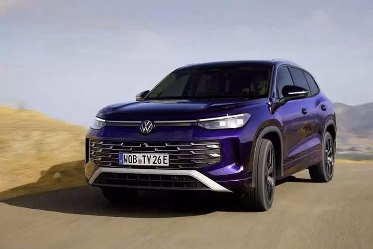 Hãng xe Volkswagen đã chính thức hé lộ mẫu SUV Tayron 2026 mới tại Malaysia, cho thấy thời điểm ra mắt của mẫu SUV này đang đến gần. Dù hình ảnh được công bố khá tối nhưng vẫn đủ để nhận ra thiết kế trước/sau của xe. Ra mắt thị trường quốc tế vào hồi tháng 4/2024, Volkswagen Tayron là phiên bản kéo dài của Tiguan thế hệ thứ mới.