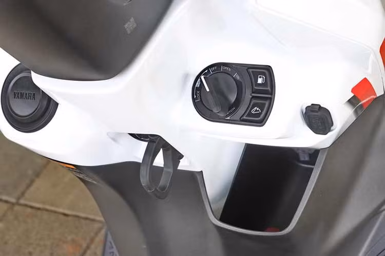 Về công nghệ, mẫu xe được trang bị sẵn hệ thống chìa khóa thông minh Smart Key, cho phép người dùng khởi động và vận hành thuận tiện mà không cần sử dụng chìa khóa cơ, đồng thời nâng cao trải nghiệm sử dụng.