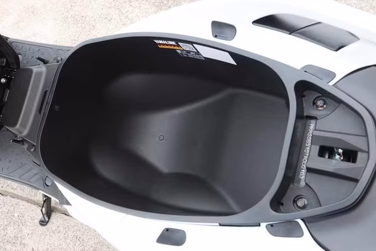 Phiên bản kỷ niệm cũng được trang bị hệ thống kiểm soát lực kéo Traction Control System (TCS), hỗ trợ hạn chế hiện tượng trượt bánh khi tăng tốc trên mặt đường có độ bám thấp.
