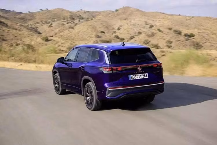 Được phát triển trên nền tảng khung gầm MQB Evo tương tự Tiguan mới, Volkswagen Tayron có kích thước dài x rộng x cao lần lượt 4.792 x 1.852 x 1.660 mm và chiều dài cơ sở đạt 2.791 mm. So với Tiguan tiêu chuẩn, xe dài hơn 253 mm, rộng hơn 10 mm, cao hơn 21 mm trong khi chiều dài cơ sở tăng 114 mm.