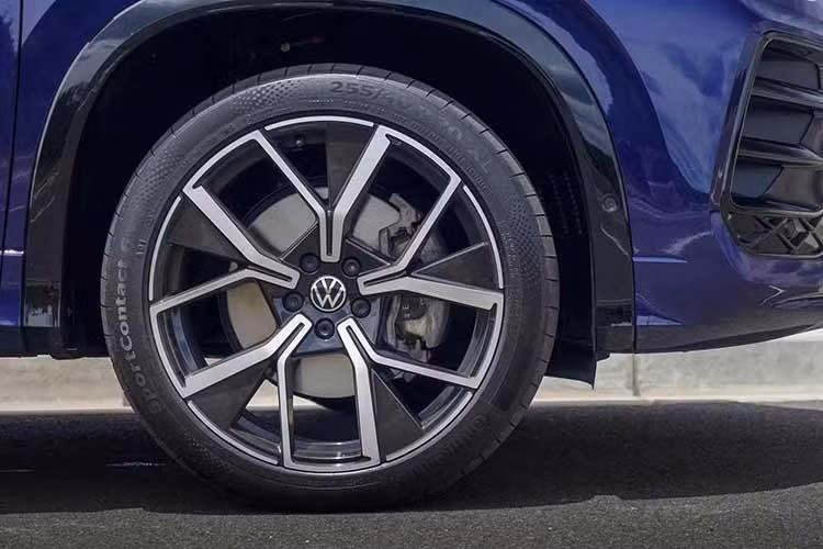 Trong khi đó, nếu so với Tiguan Allspace thế hệ trước, Tayron dài hơn 66 mm, rộng hơn 13 mm và chiều dài cơ sở chỉ tăng thêm 2 mm. Volkswagen Tayron 2026 chia sẻ ngôn ngữ thiết kế với Tiguan mới, sở hữu diện mạo hiện đại và mạnh mẽ hơn. Điểm nhấn của mẫu SUV hạng trung này là dải đèn LED tùy chọn, nằm vắt ngang trên đầu và đuôi xe cùng lưới tản nhiệt cỡ lớn ở cản trước.