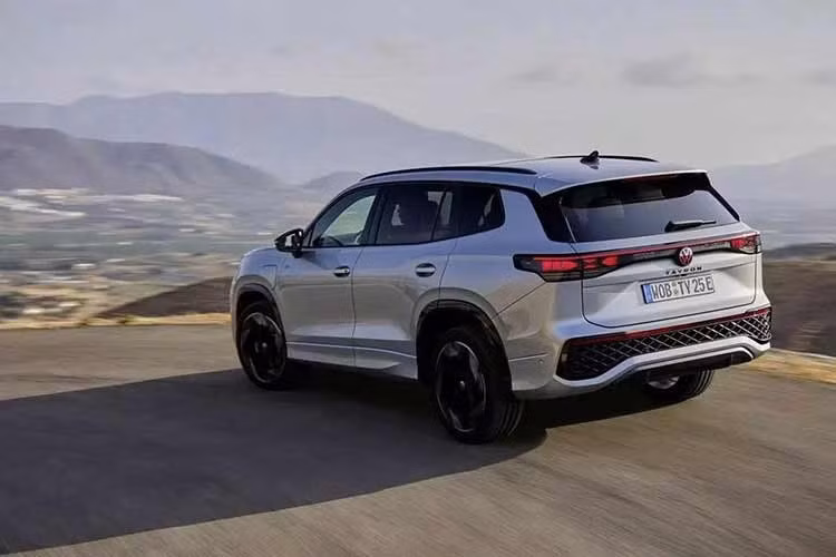 Tại khu vực châu Á-Thái Bình Dương, danh mục động cơ của Volkswagen Tayron khác với thị trường châu Âu. Tại lục địa già, khách hàng còn có lựa chọn động cơ mild hybrid với máy xăng 1.5L, hệ truyền động hybrid sạc điện (PHEV) với phạm vi hoạt động thuần điện lên tới 100 km hoặc động cơ diesel tăng áp 2.0L.