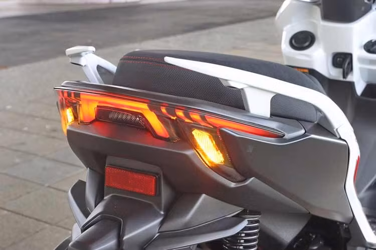Cùng với đó Yamaha Cygnus XR 70th Anniversary Edition 2026 còn có hệ thống phanh chống bó cứng Dual ABS hoạt động trên cả bánh trước và bánh sau, góp phần nâng cao độ ổn định và an toàn trong các tình huống phanh khẩn cấp.