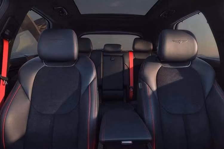Đi kèm là mâm xe 21 inch, bộ vi sai chống trượt điện tử và hệ thống treo điều khiển điện tử. Phiên bản này sẽ được cung cấp độc quyền với bốn màu sắc bao gồm Xanh Bering, Xanh Ceres mờ, Xám Makalu và Trắng Uyuni.