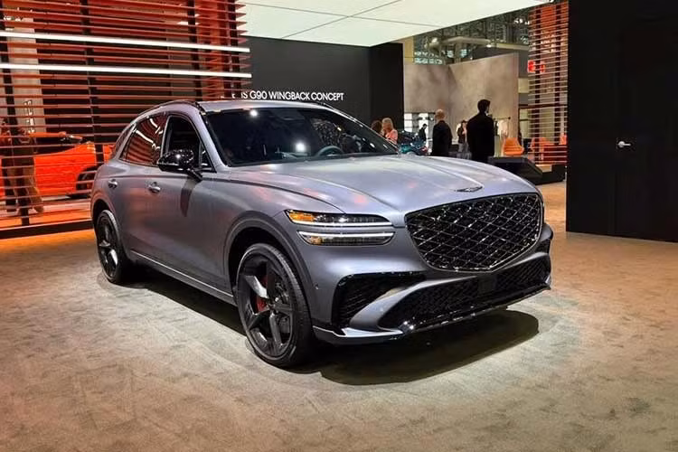 Tuy nhiên, trước đó hãng đã giới thiệu mẫu GV70 Prestige Graphite 2027 tại Triển lãm Ô tô New York và phiên bản này có vẻ gần như giống hệt với gói Graphite Package. Mức giá xe Genesis GV70 2027 hiện vẫn chưa được công bố chính thức.