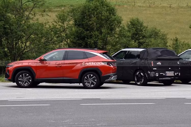 Phần đầu xe Hyundai Tucson 2027 mới nổi bật với lưới tản nhiệt cỡ lớn cùng cụm đèn chiếu sáng tách tầng. Dải đèn LED định vị ban ngày được bố trí phía trên, trong khi cụm đèn pha đặt thấp hơn. Phía dưới là hốc hút gió có các thanh ngang hướng dần về khu vực trung tâm.