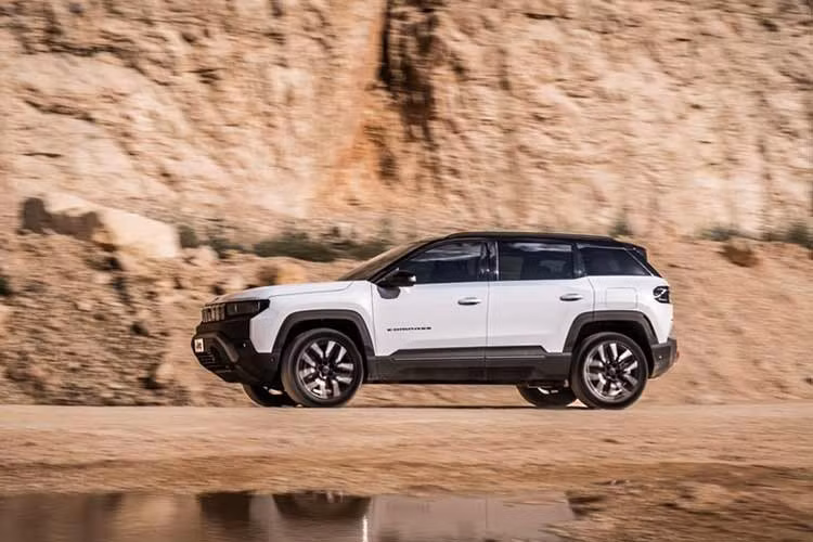 Jeep Compass được thiết kế tại Torino và sản xuất tại Melfi (Ý). Với hơn 2,5 triệu chiếc được bán ra trên toàn thế giới kể từ năm 2006, đây là một trong những mẫu xe Jeep thành công nhất lịch sử. Một bước đi táo bạo hướng tới tương lai điện hóa, đổi mới và phiêu lưu, Jeep chính thức mở đặt hàng cho hai phiên bản Compass 2026 mới.