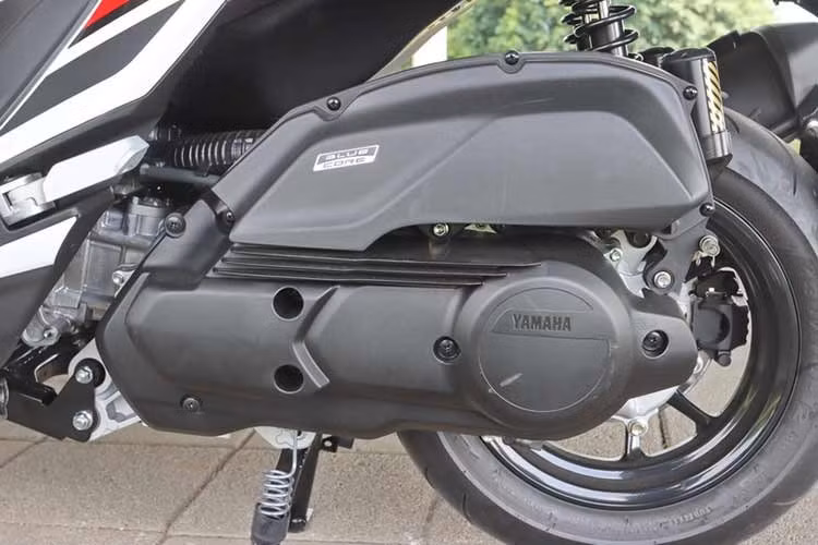 Đây cũng là khối động cơ đang được Yamaha trang bị trên nhiều mẫu xe tay ga và xe thể thao của hãng. Bên cạnh đó, động cơ còn tích hợp công nghệ Smart Motor Generator (SMG), giúp quá trình khởi động diễn ra êm ái và gần như không phát ra tiếng ồn.