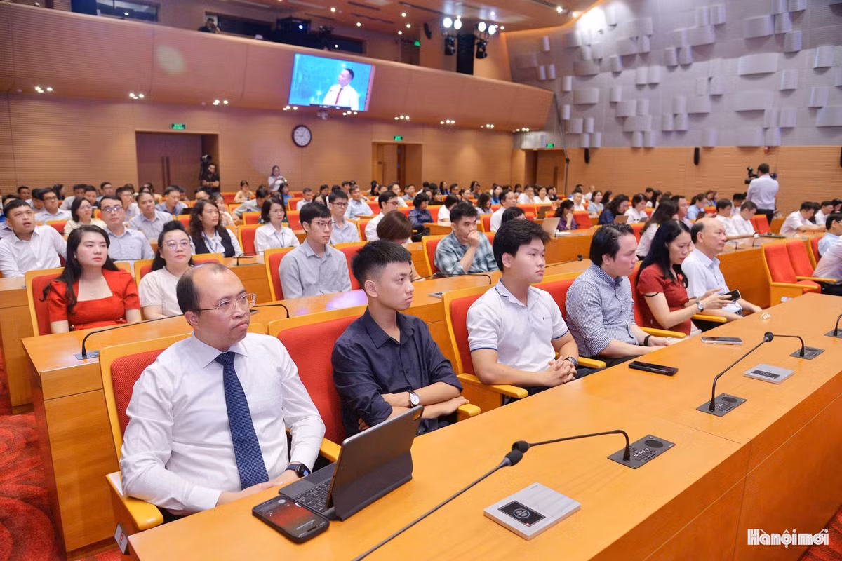 Các đại biểu tham dự lễ ra mắt. Ảnh: Viết Thành