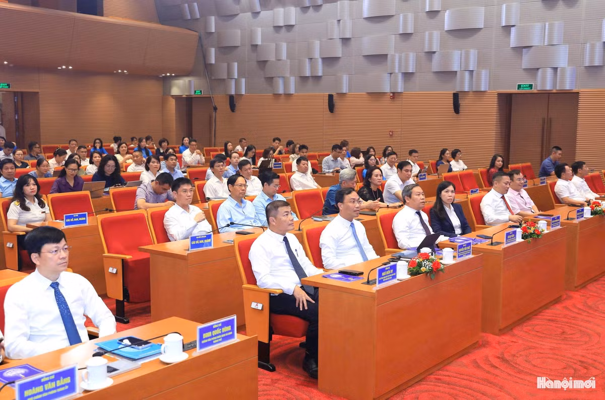 Chủ tịch UBND thành phố Hà Nội Vũ Đại Thắng và các đại biểu tại lễ ra mắt. Ảnh: Viết Thành