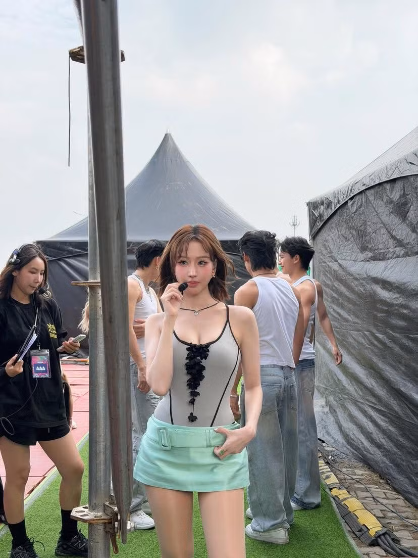 Trong loạt ảnh hậu trường, nữ ca sĩ khoe trọn visual "hack tuổi" đáng kinh ngạc.
