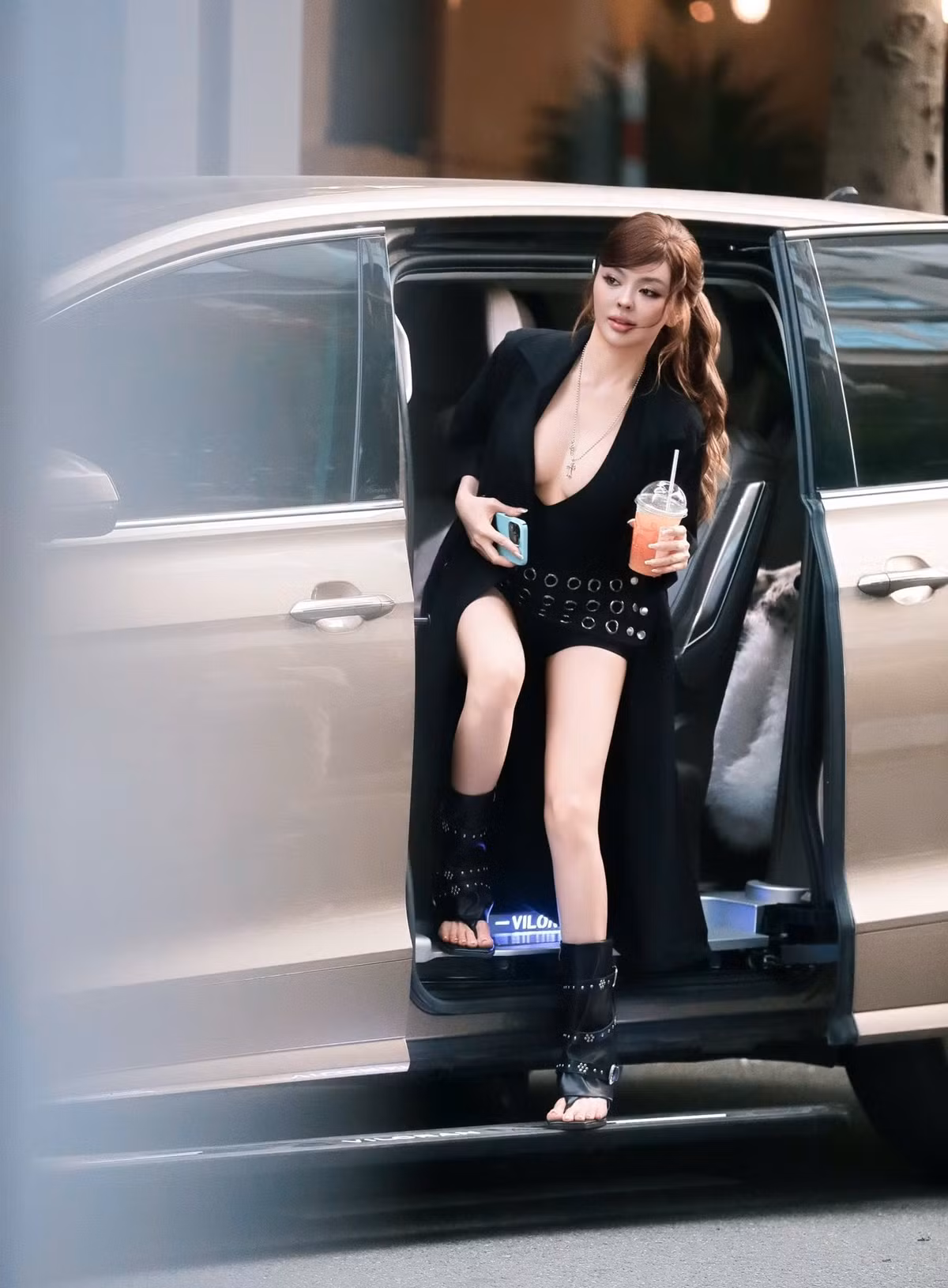 Trong loạt ảnh được chia sẻ, Trang Nemo lựa chọn set đồ đen chủ đạo gồm bodysuit cổ sâu kết hợp áo khoác dáng dài, tạo nên tổng thể vừa gợi cảm vừa mạnh mẽ.