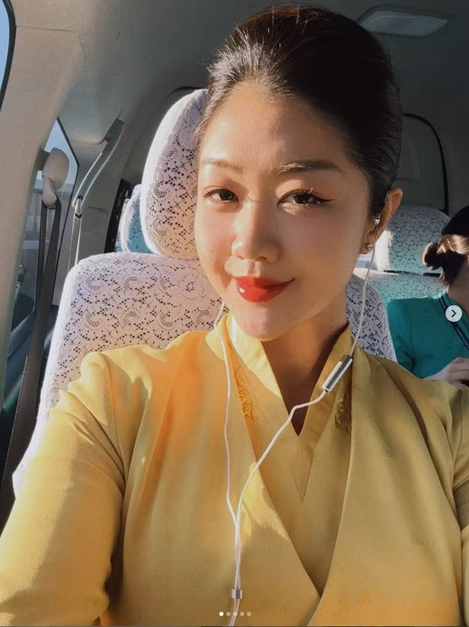 Khi xuất hiện trong đồng phục Vietnam Airlines, thần thái tự tin, chỉn chu của cô càng làm tăng thêm sức hút – đúng với hình ảnh một tiếp viên trưởng chuyên nghiệp, bản lĩnh và giàu kinh nghiệm.