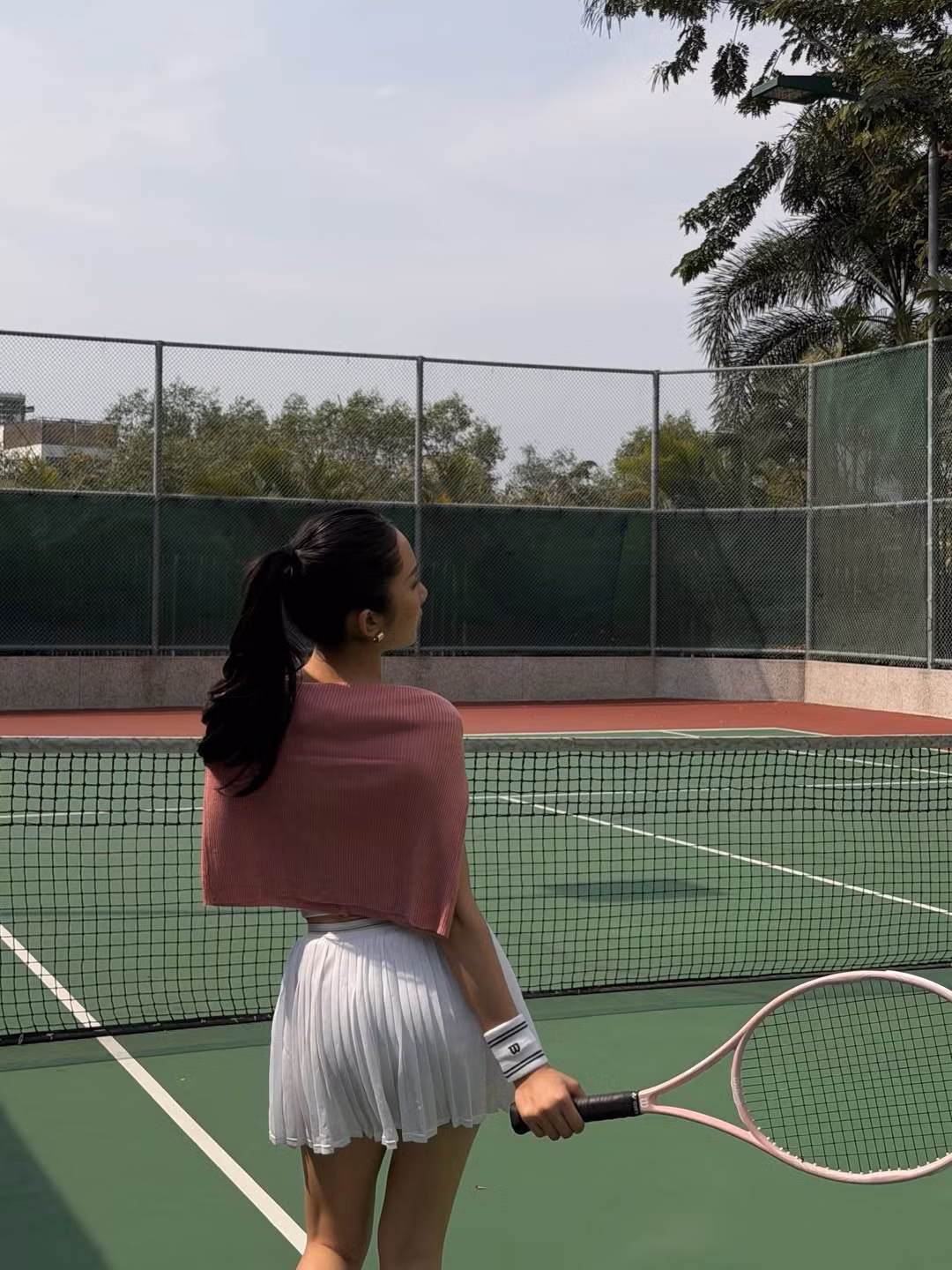 Bộ ảnh trên sân tennis cũng nhanh chóng nhận được nhiều bình luận tích cực từ cộng đồng mạng. Nhiều người dành lời khen cho vóc dáng cân đối cùng phong cách thời trang thể thao hiện đại của Mina Young. Không ít ý kiến cho rằng hình ảnh này giúp cô trở nên gần gũi, truyền cảm hứng hơn, đặc biệt với các bạn trẻ yêu thích lối sống năng động.