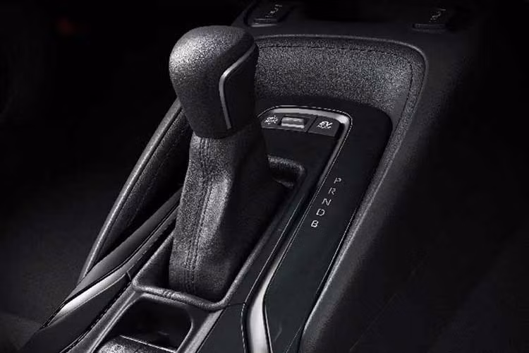 Ngoài bản kỷ niệm, các phiên bản Corolla Cross cao cấp tại Nhật cũng được nâng cấp đáng kể. Bản HEV Z và HEV GR Sport nay có vô lăng sưởi tiêu chuẩn cùng gói hỗ trợ lái xe ADAS mở rộng, bao gồm giám sát điểm mù, hỗ trợ thoát hiểm an toàn, camera 360 độ có chức năng “nhìn xuyên sàn” và hệ thống đỗ xe tự động...