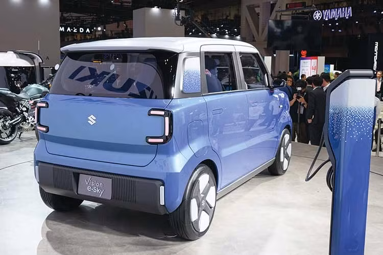 Dựa trên các mẫu xe trước đây của Suzuki, thiết kế của phiên bản thương mại được dự đoán sẽ không khác biệt nhiều so với Vision e-Sky Concept. Những thay đổi dự kiến chủ yếu nằm ở cản trước, cản sau, hệ thống đèn, tay nắm cửa truyền thống và gương chiếu hậu kích thước lớn hơn.