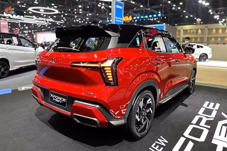 Tuy nhiên, tỷ lệ thân xe và kích thước tổng thể dường như gần với Xforce hơn. Đáng chú ý, Mitsubishi đã chính thức ra mắt Xforce Hybrid tại thị trường Thái Lan từ tháng 3/2025, trong khi Destinator hiện chưa có phiên bản hybrid.