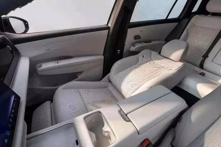 ID. Aura T6 được trang bị một mô-tơ điện EGP tiêu chuẩn đặt trên cầu sau do JEE sản xuất, cho công suất tối đa 170 kW (khoảng 228 mã lực), cao hơn 38 kW (51 mã lực) so với ID.6. Xe có tốc độ tối đa 186 km/h. Bộ pin sử dụng công nghệ lithium-sắt-phosphate (LFP) do Gotion sản xuất. Đây vốn là công ty sản xuất pin xe điện cho Volkswagen hậu thuẫn. Dung lượng pin hiện vẫn chưa được công bố.