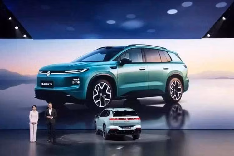 Dù sở hữu chiều dài thân xe gần 4,8 m, Volkswagen ID. Aura T6 chỉ có cấu hình nội thất 2 hàng ghế. Vì vậy, mẫu xe này được xem như phương án thay thế cho Volkswagen ID.4 bản 5 chỗ vốn ngắn hơn khoảng 227 mm. Thiết kế ngoại thất của theo ngôn ngữ thiết kế mới nhất của Volkswagen dành cho thị trường Trung Quốc. Phong cách này từng xuất hiện trên ID. Era 9X.