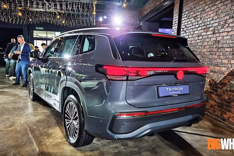 Ngoài ra, xe Volkswagen Tayron 2027 mới còn được trang bị hệ thống hỗ trợ tránh va chạm bên sườn kết hợp cảnh báo phương tiện cắt ngang phía sau và cảnh báo mở cửa, hỗ trợ giữ làn đường, hỗ trợ khẩn cấp, hỗ trợ đỗ xe Park Assist Plus, cảm biến khoảng cách, 9 túi khí,...