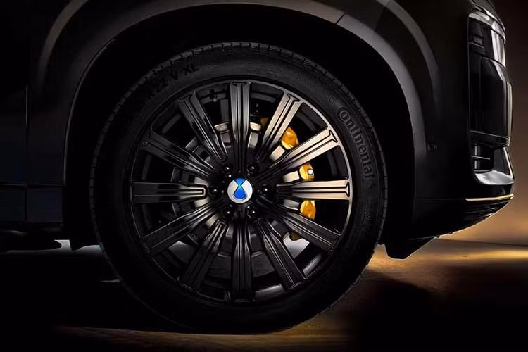 Ngoài những thay đổi trên, BYD Denza N9 vẫn giữ nguyên thiết kế với đầu xe đóng kín, cụm đèn pha cỡ lớn, cảm biến LiDAR trên nóc, tay nắm cửa ẩn, nóc thẳng thớm và cánh gió sau mang phong cách thể thao.
