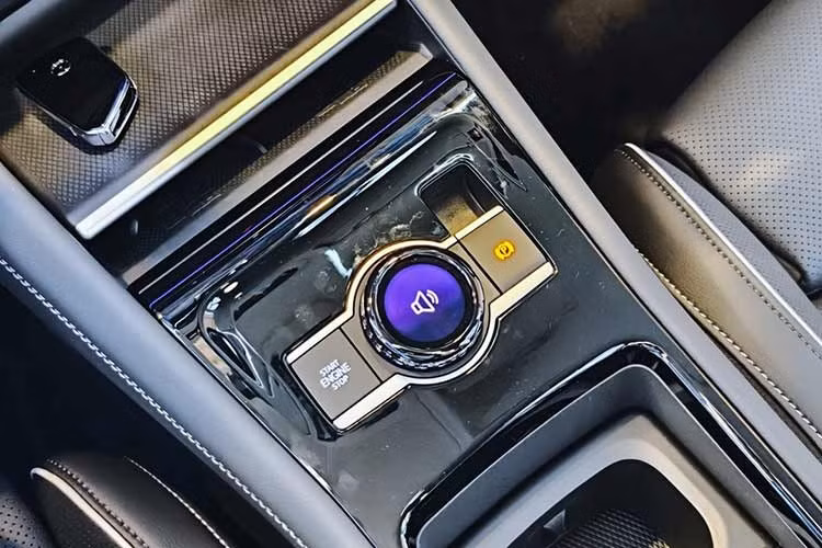 Các hệ thống hỗ trợ lái trên Volkswagen Tayron tại thị trường Malaysia gồm hệ thống kiểm soát hành trình thích ứng, hỗ trợ tránh va chạm phía trước với chức năng nhận diện người đi bộ/người đi xe đạp, hệ thống giám sát sự tập trung/buồn ngủ của người lái,...