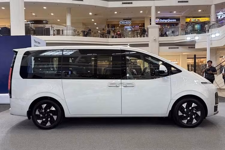 Staria Hybrid cũng đánh dấu lần đầu tiên Hyundai triển khai nền tảng kết nối Bluelink trên một mẫu xe bán tại Philippines. Thông qua hệ thống này, người dùng có thể kiểm tra tình trạng và chẩn đoán xe từ xa. Dịch vụ Hyundai Live Services còn cung cấp dữ liệu giao thông, thời tiết theo thời gian thực trên màn hình thông tin giải trí mà không yêu cầu ghép nối điện thoại thông minh.
