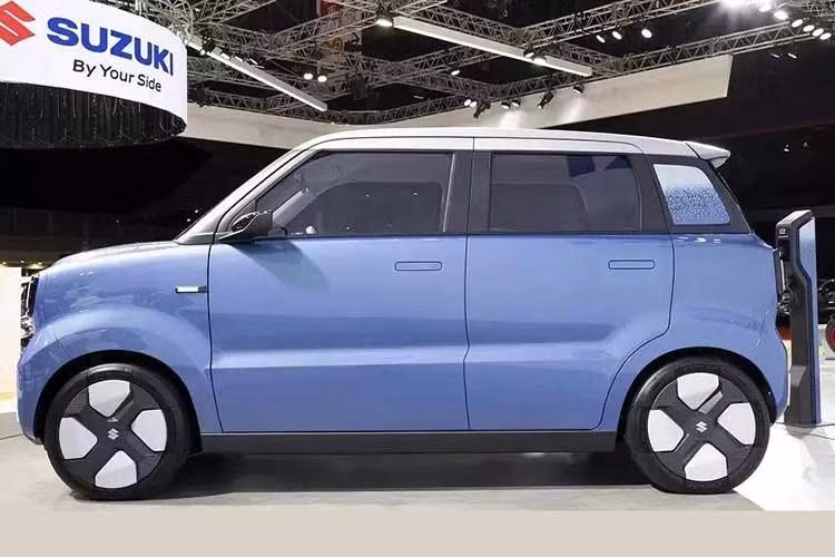 Mẫu xe điện mới của Suzuki hiện vẫn chưa được công bố tên gọi chính thức. Chỉ biết rằng, xe sẽ có kích thước nhỏ hơn đàn anh Suzuki Swift vốn chỉ dài 3.860 mm. Điều này không có gì lạ vì Suzuki Vision e-Sky Concept được phát triển theo tiêu chuẩn xe kei car của Nhật Bản với chiều dài 3.395 mm.